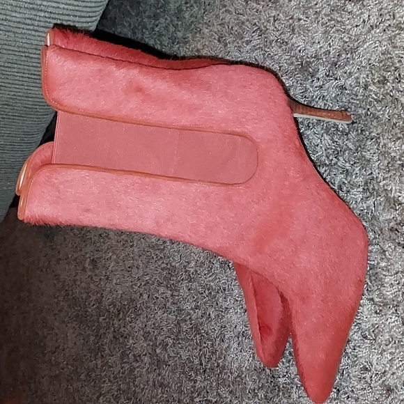 MANOLO BLANIK EUC red ponyhair booties - Picture 2 of 9